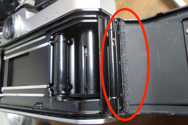 Gros plan sur le joint en mousse noire d'une chambre photo, détail technique du matériel
