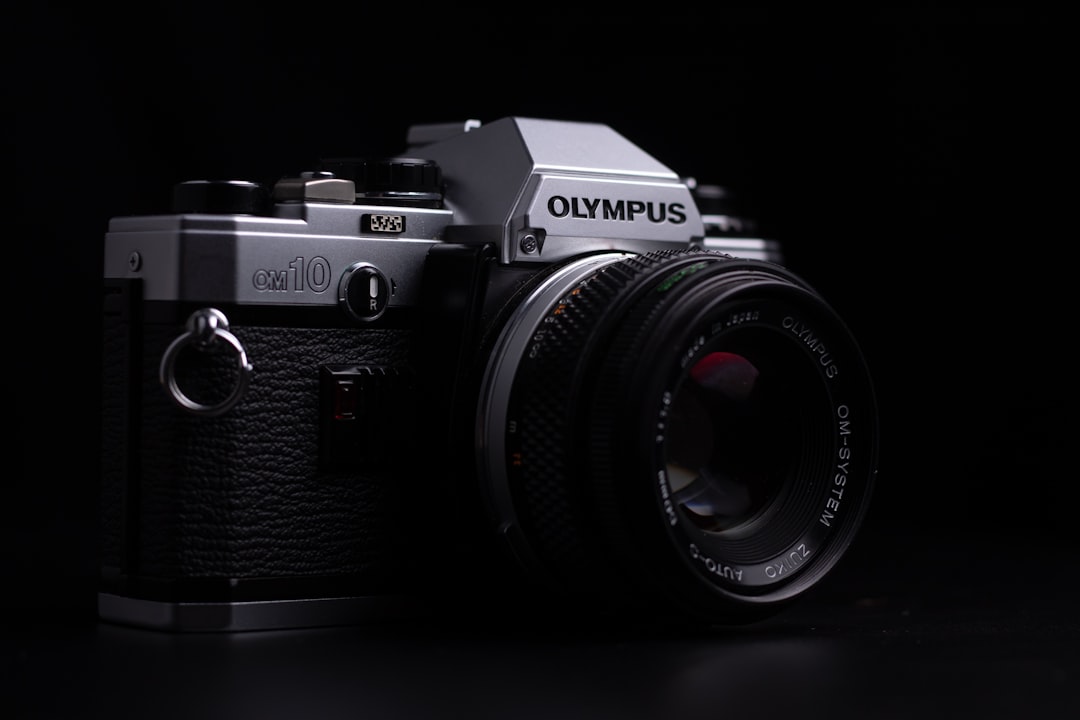 Appareil photo argentique compact Olympus, léger et mécanique