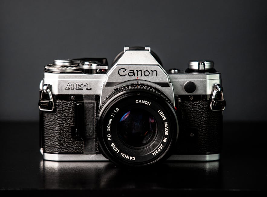 Gros plan d'un Canon AE-1 classique, reflex argentique emblématique des années 70-80