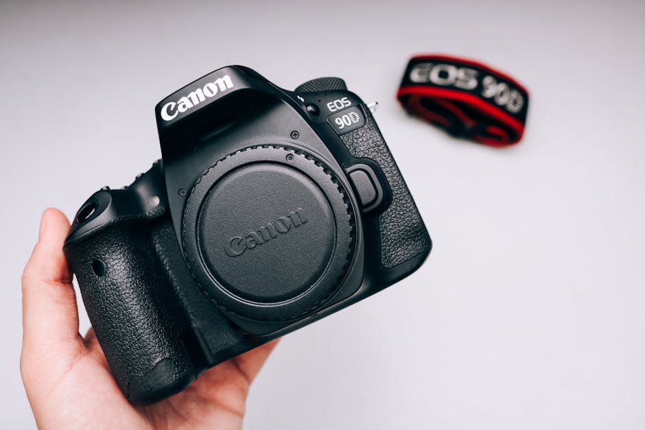 Appareil photo reflex tenu en main, erreur courante des débutants d'acheter trop cher