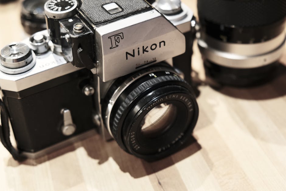 Gros plan d'un boîtier Nikon rétro vintage posé sur une surface en bois