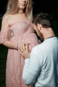 Séance photo grossesse à Lyon : immortaliser sa transformation