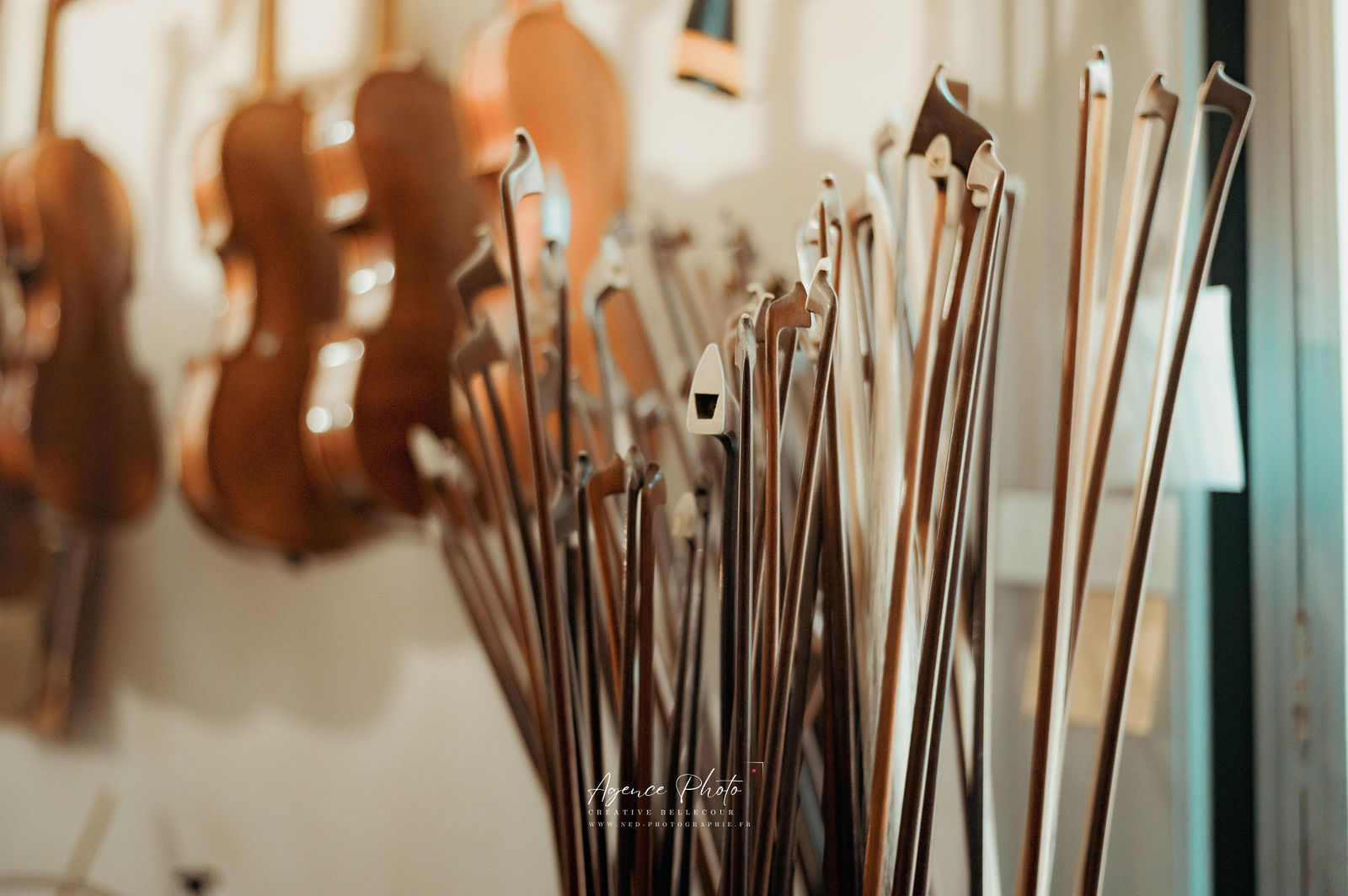 Collection de pinceaux et outils de peinture alignes dans un atelier, flou de participants en arriere-plan