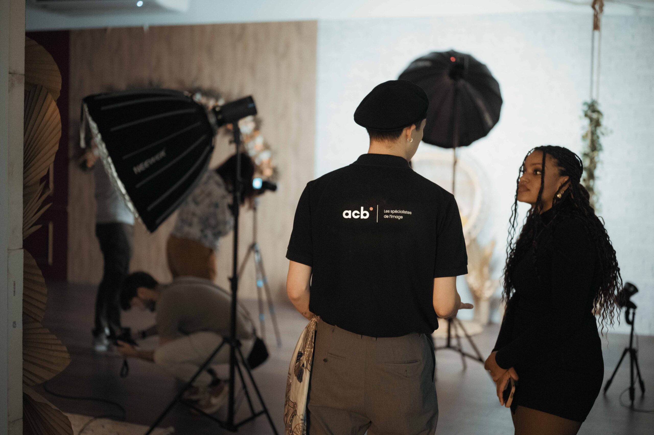 Photographe dirigeant une s&eacute;ance photo en studio avec &eacute;clairage professionnel