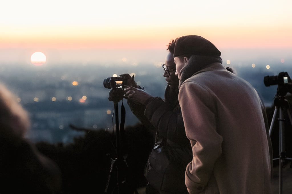 Photographes préparant une prise de vue de Lyon au lever du soleil