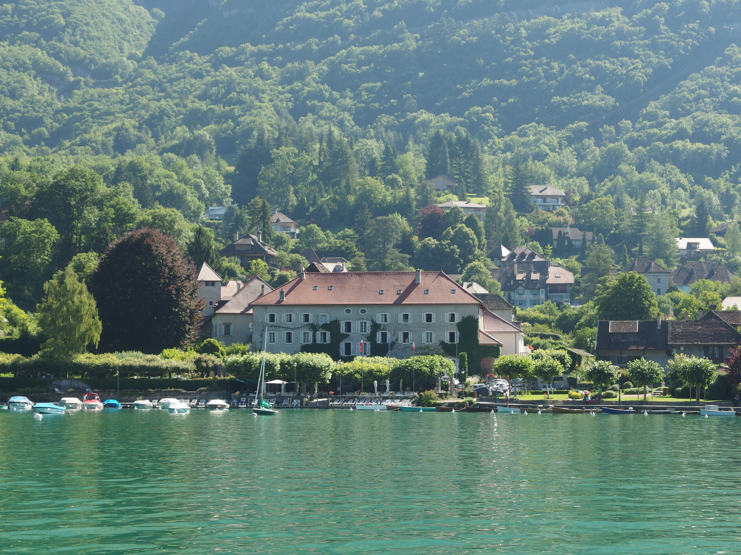 Abbaye de Talloires lac d'Annecy abbaye millénaire hôtel 4 étoiles terrasses bord lac lieu de mariage Haute-Savoie