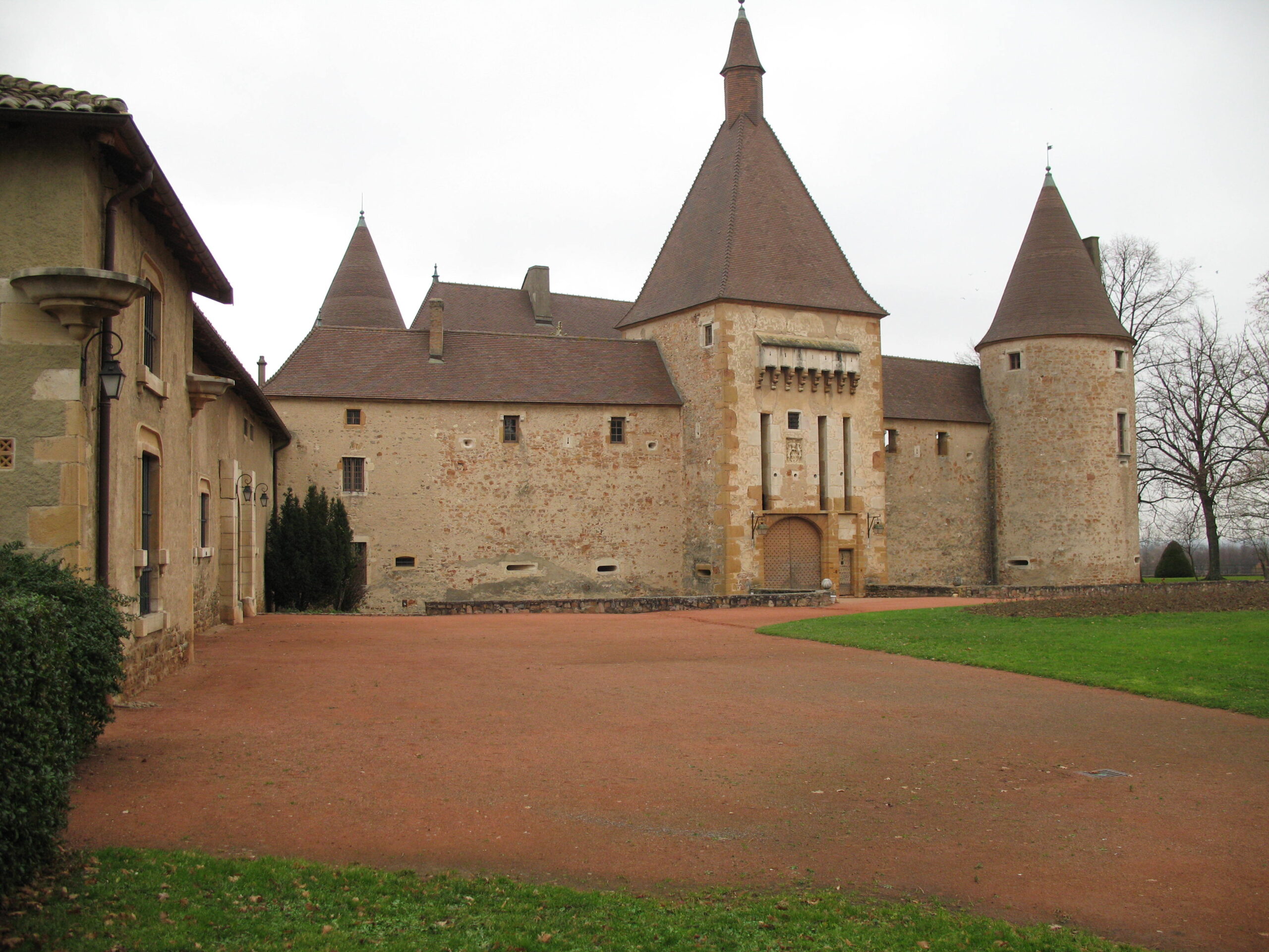 Château de Corcelles XVe siècle chai viticole avec foudres en bois XVIIIe Beaujolais lieu de mariage Rhône