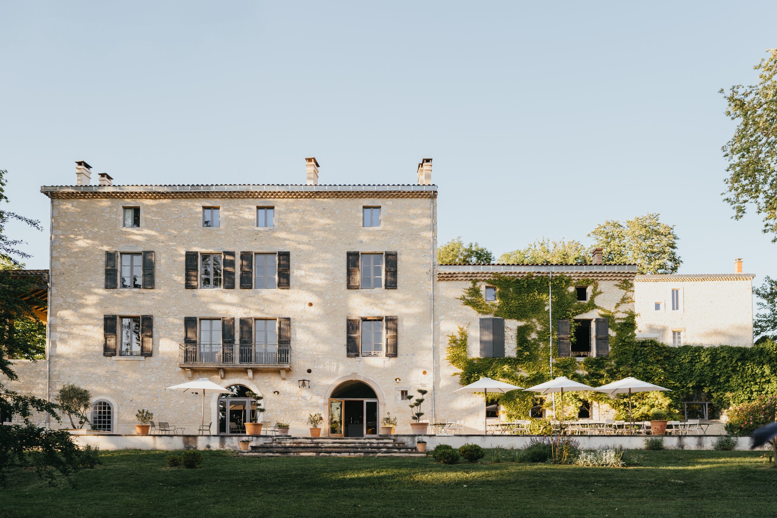 Domaine de Blacons Mirabel-et-Blacons demeure XVIIe vue massif Trois Becs piscine chauffée lieu de mariage Drôme