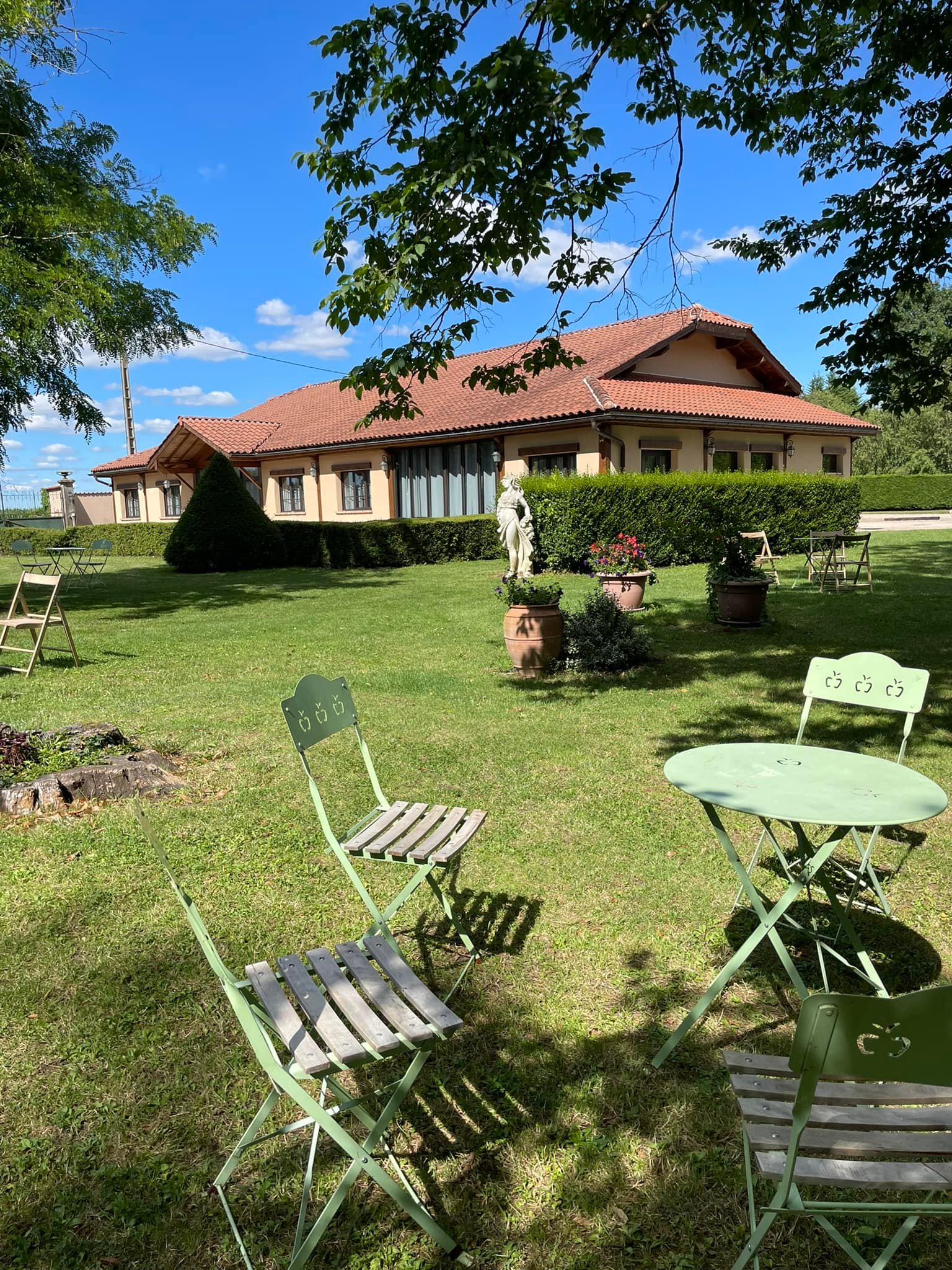 Domaine de la Distillerie Polliat grange bressane XIXe en pisé parc boisé 3,5 ha lieu de mariage Ain