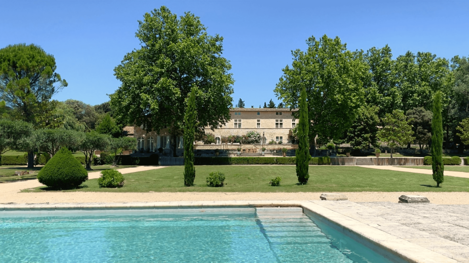 Domaine de Belfonds Grignan demeure familiale séchoir à plantes hydrolat bio lavande mélisse lieu de mariage Drôme provençale