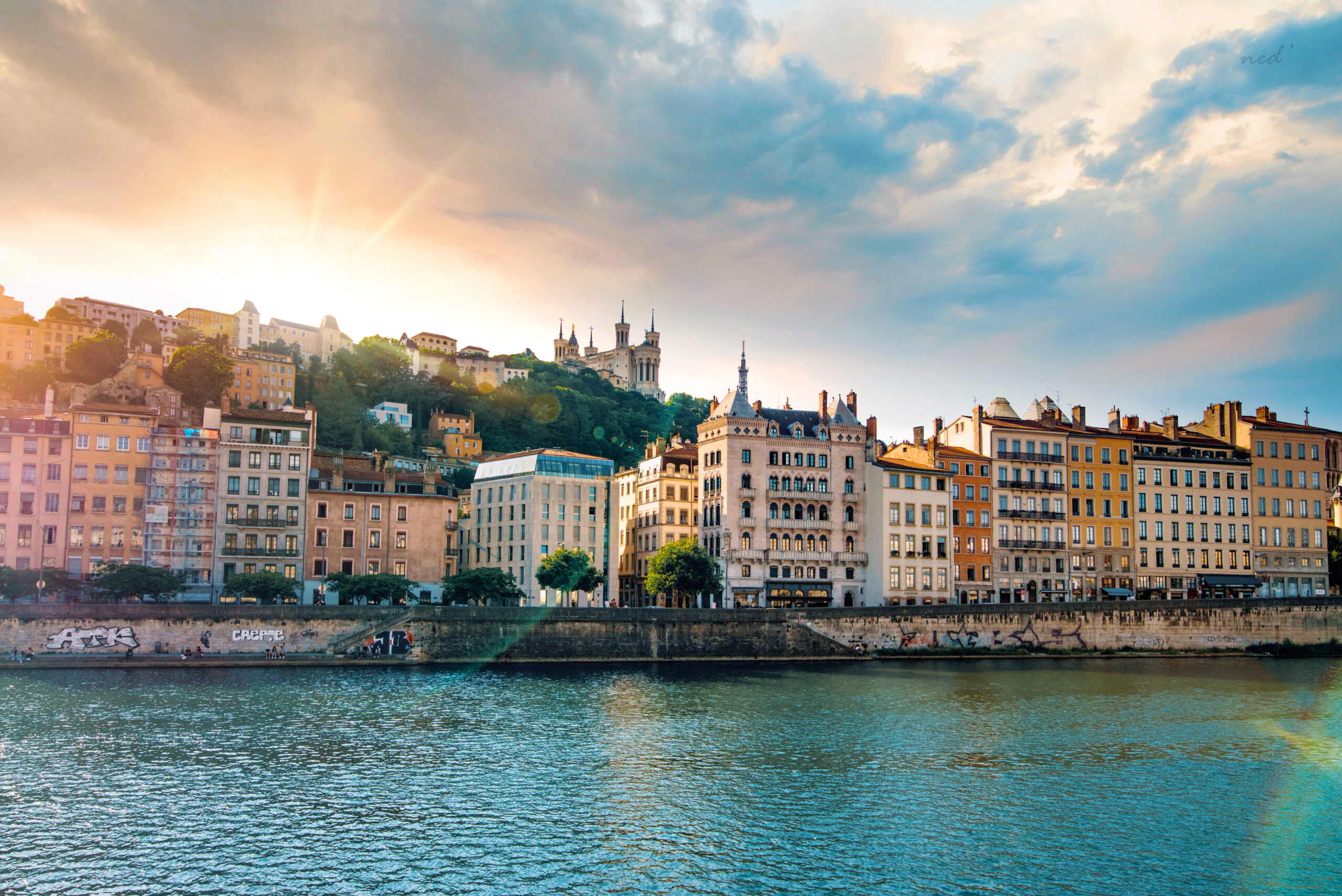 Coucher de soleil & heure bleue sur les quais de Saone