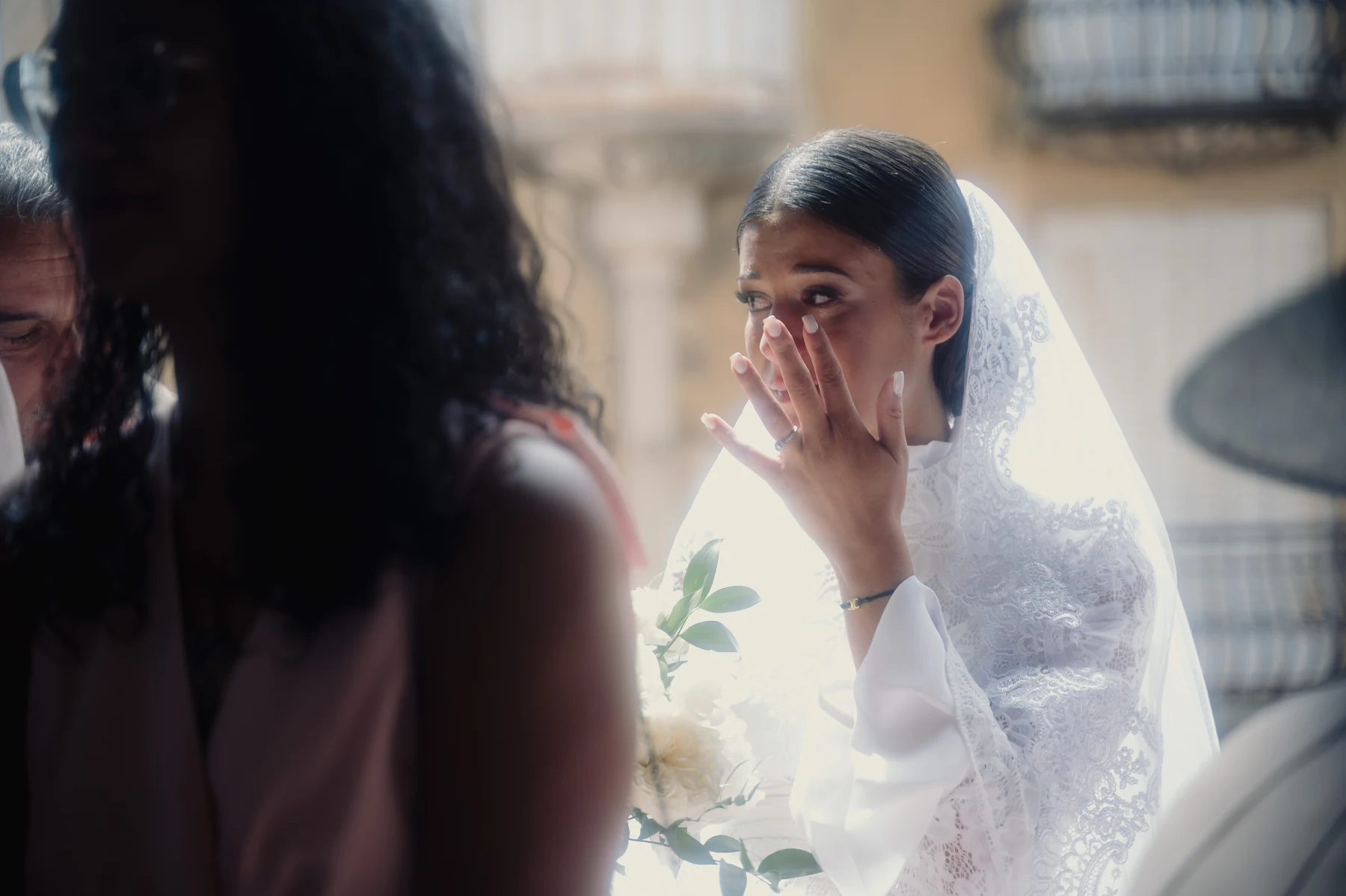 La mariée en larmes regarde son futur mari pendant l'entrée à l'église de Thizy-les-Bourgs