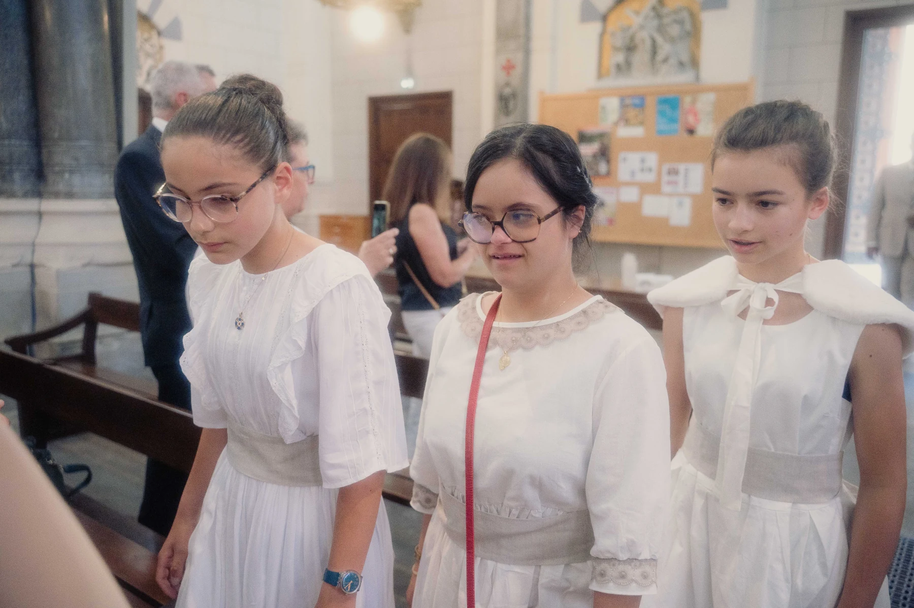 Cortège d'enfants remontant l'allée de l'église de Thizy-les-Bourgs avant l'entrée de la mariée