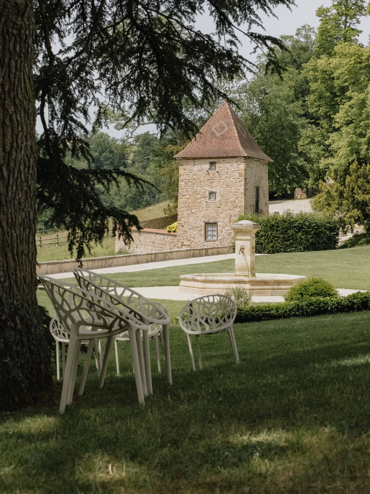 La mariée pendant sa coiffure, entourée de son père et de ses sœurs, mariage en Beaujolais
