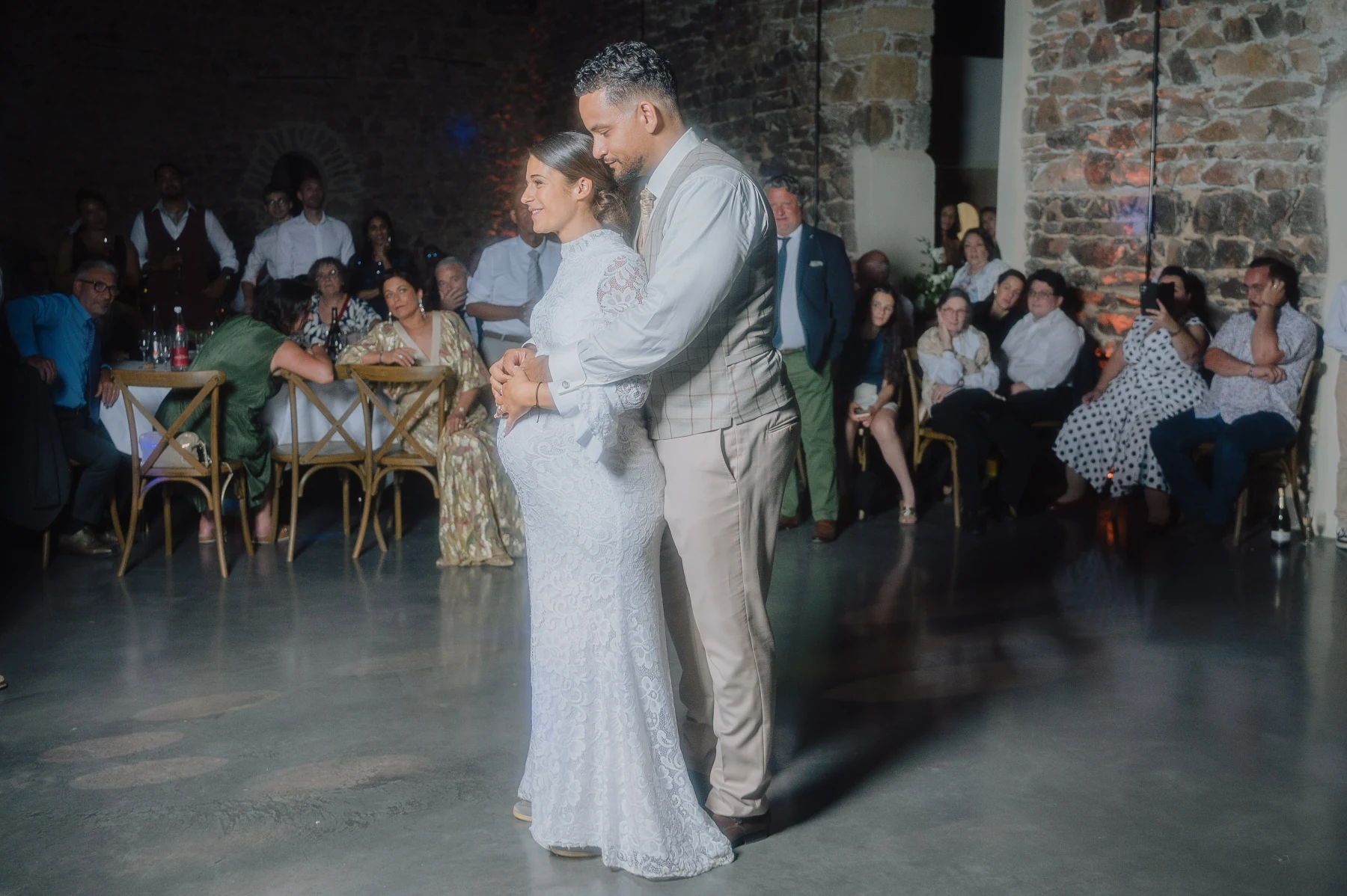Premier baiser et ouverture du bal des mariés lors de la soirée au Château de la Forêt