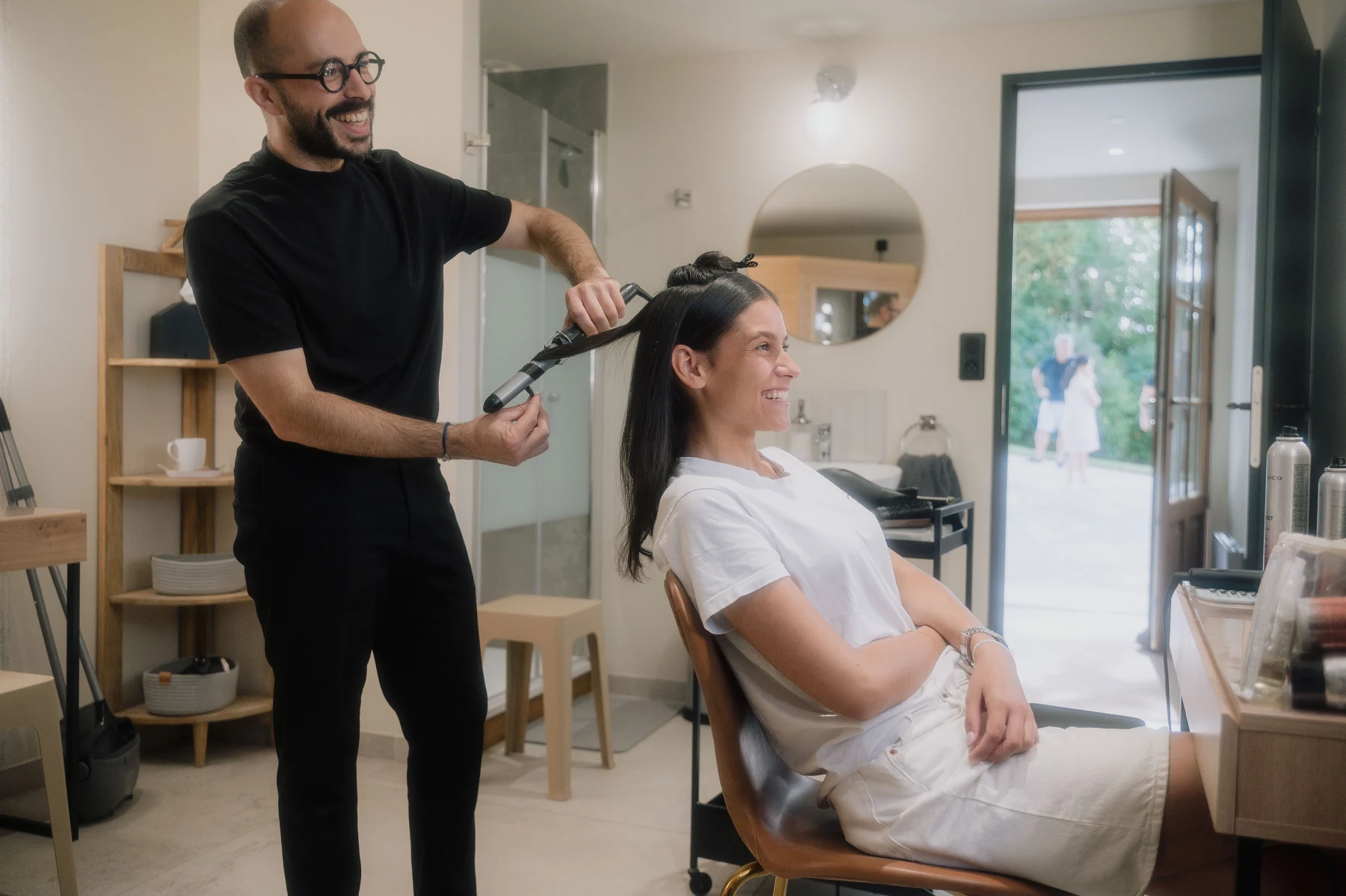 Coiffure d'une sœur de la mariée pendant les préparatifs au Château de la Forêt