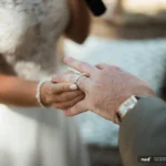 Gros plan sur l'échange des alliances pendant la cérémonie laïque du mariage au Domaine de Bellevue à Anse