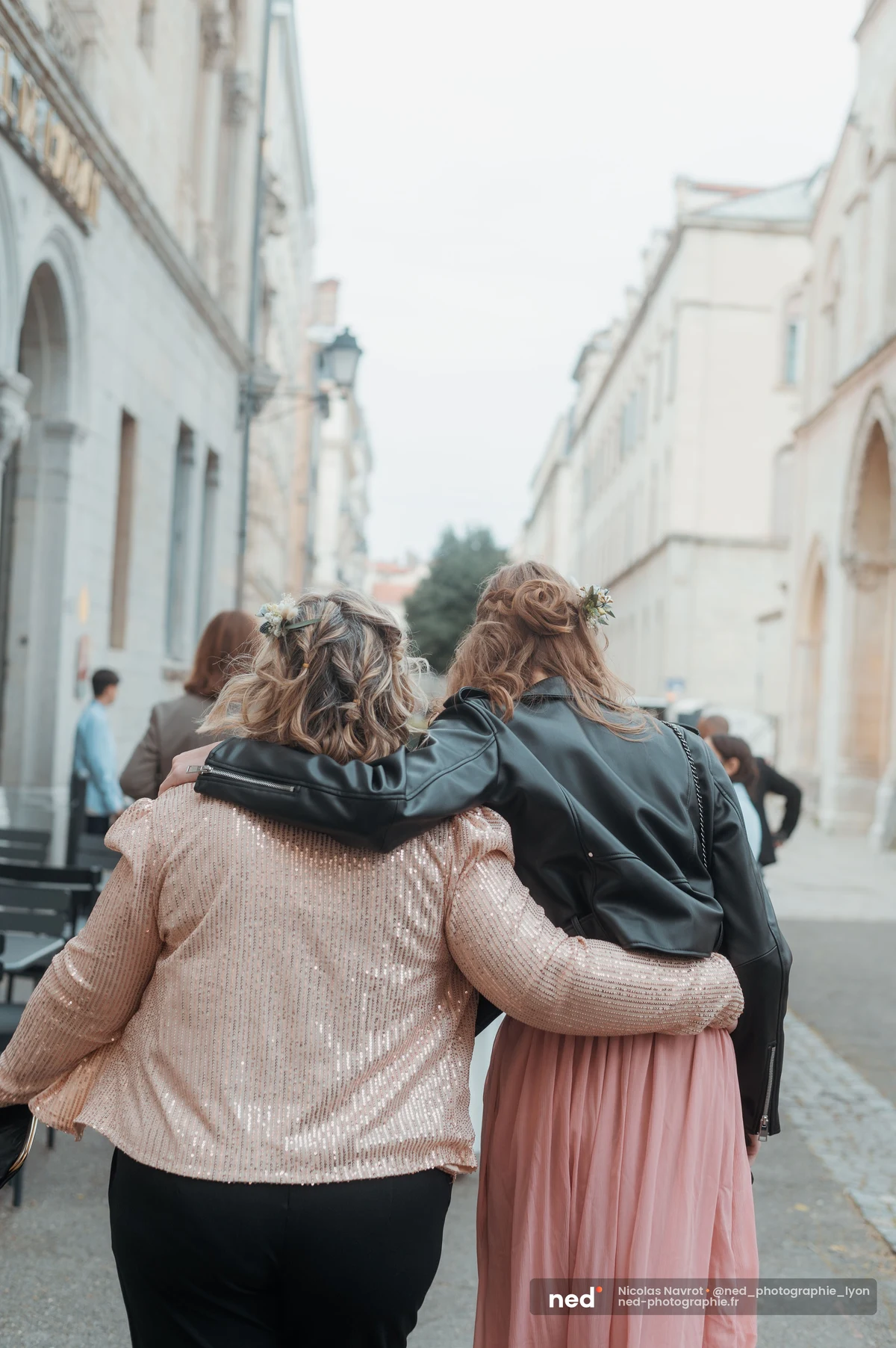 Mariage à la Basilique Saint-Martin d'Ainay : avec les amis