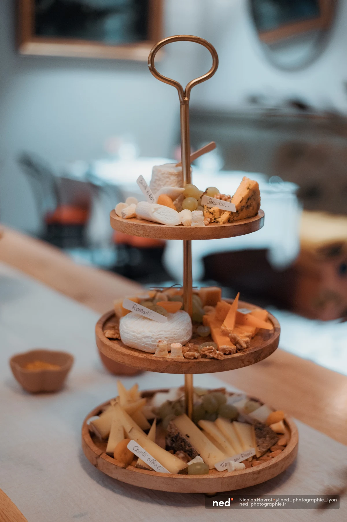 Plateau fromages trois étages bois doré mariage repas avec étiquettes, mariage à la Basilique Saint-Martin d'Ainay