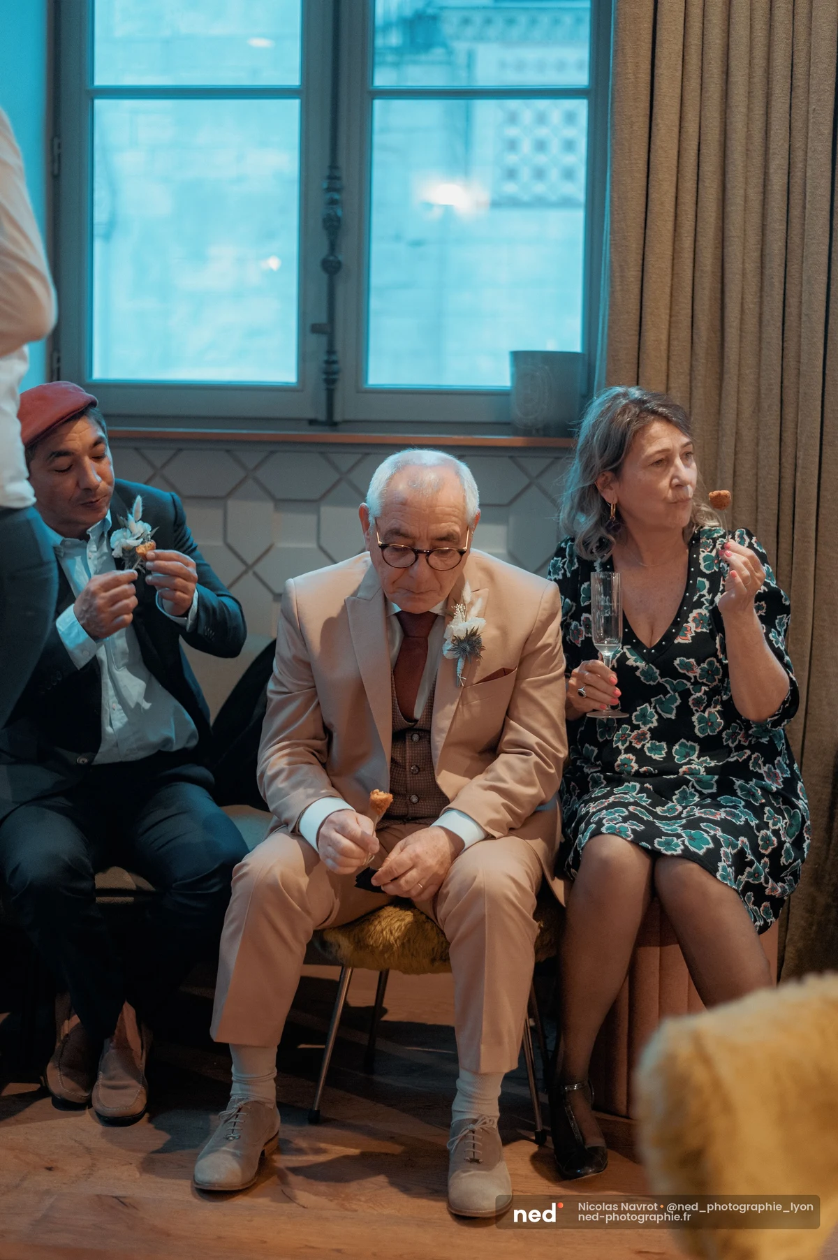 Invités de mariage dégustant des amuse-bouches lors du vin d'honneur, mariage à la Basilique Saint-Martin d'Ainay