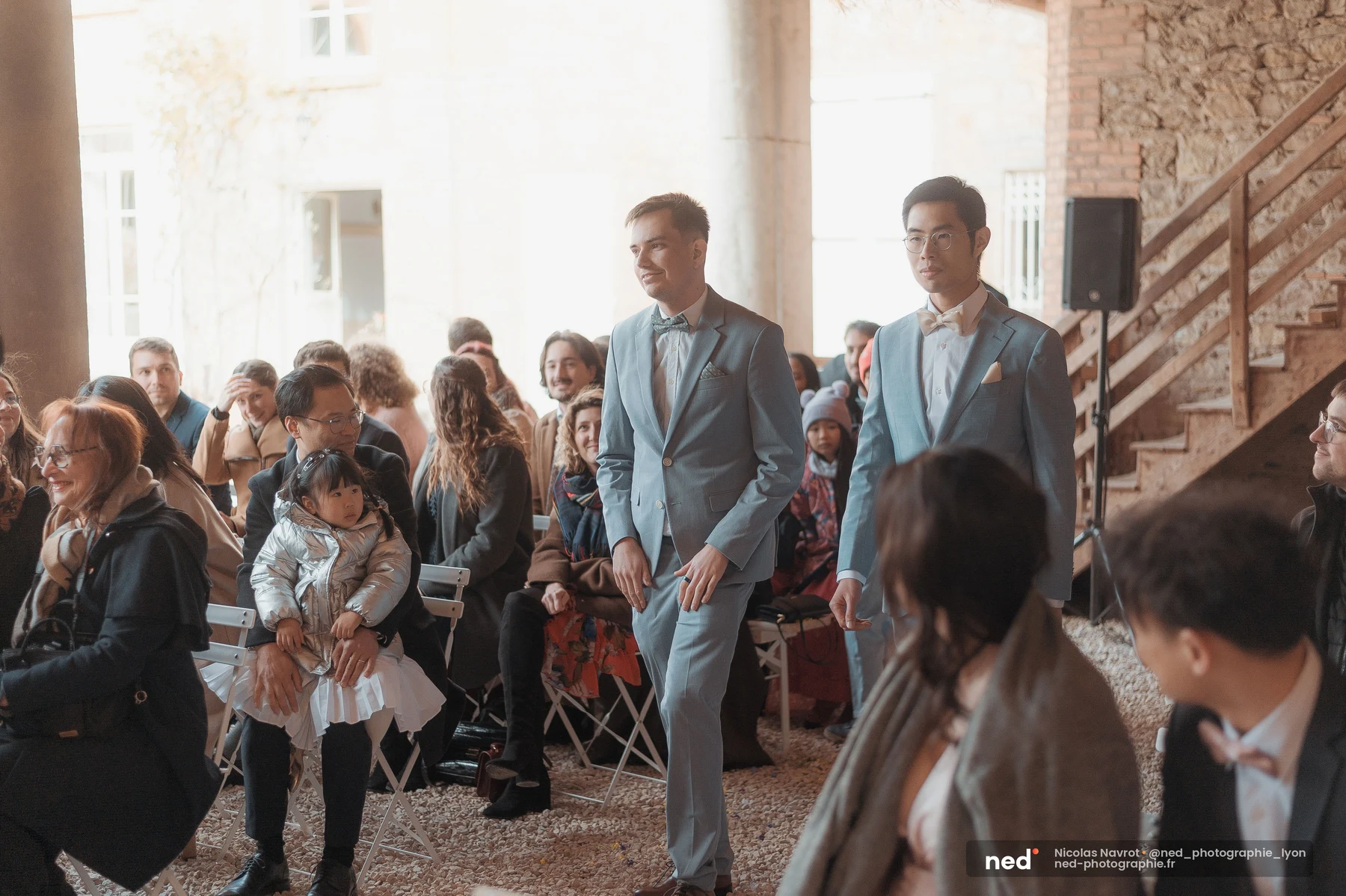 Deux garçons d'honneur costume bleu ciel remontent allée cérémonie mariage, mariage au Domaine de Tourieux