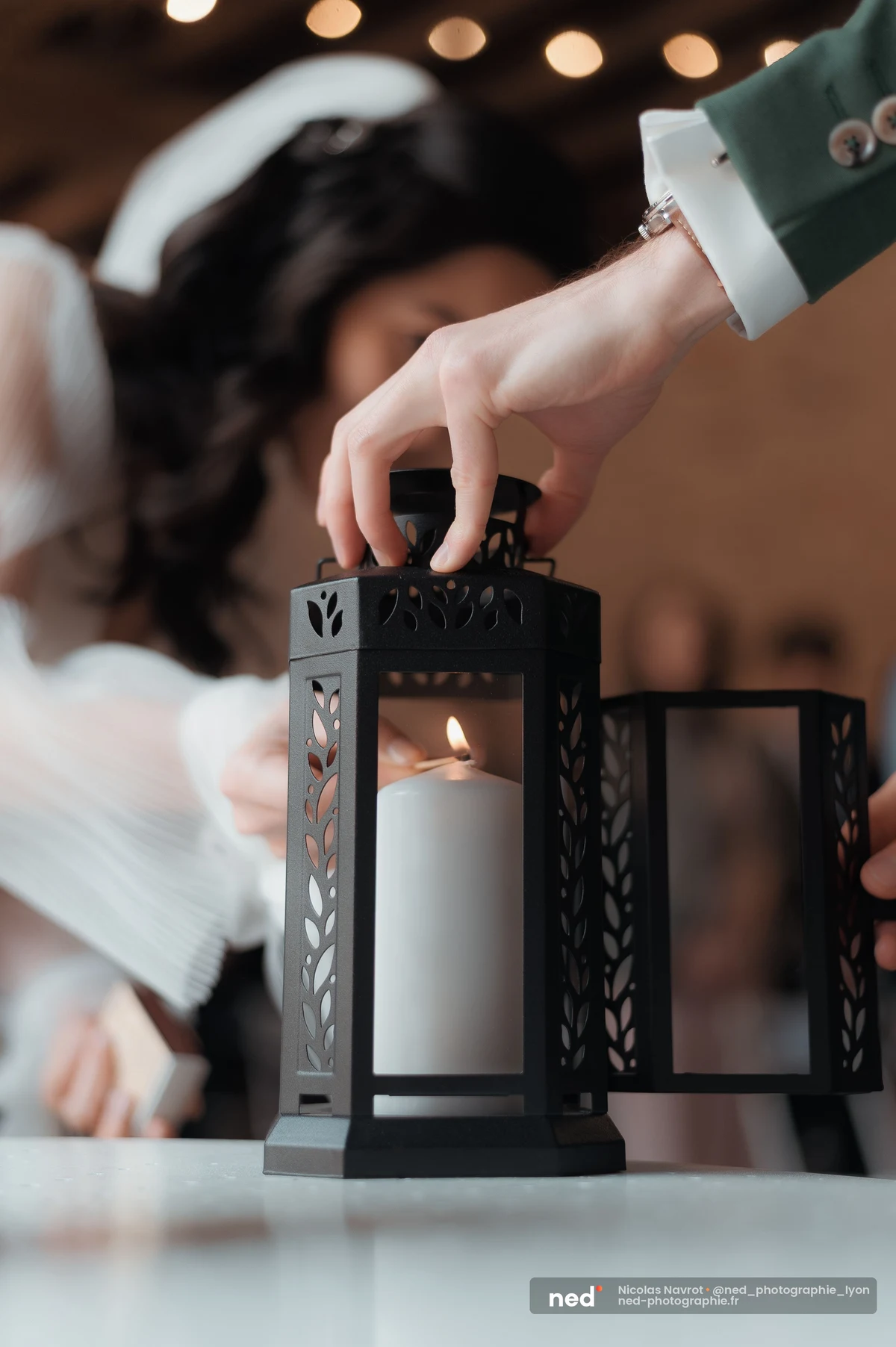 Mariés allumant bougie lanterne noire cérémonie rituel de l'unité mariage, mariage au Domaine de Tourieux