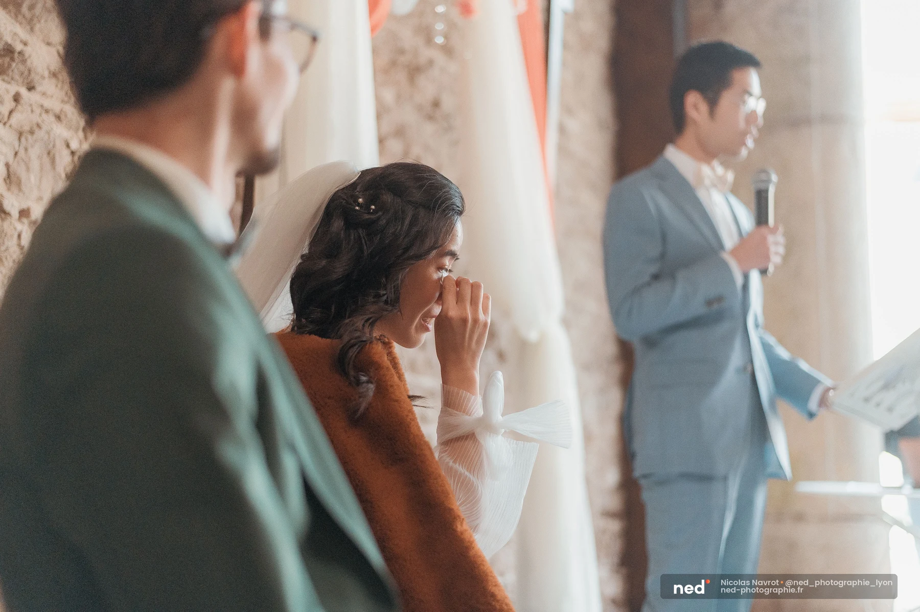 Mariée émue voile relevé pendant lecture discours cérémonie laïque mariage, mariage au Domaine de Tourieux