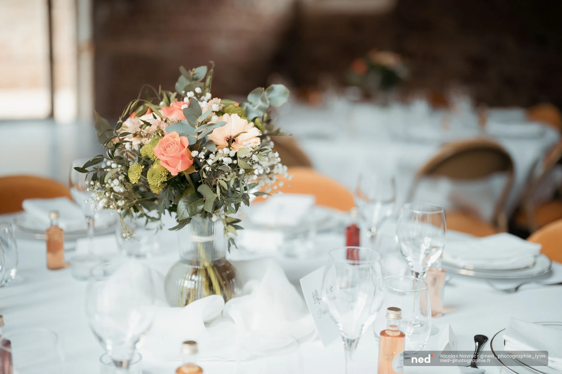 Centre de table mariage bouquet roses corail eucalyptus vase verre nappe blanche, mariage au Domaine de Tourieux