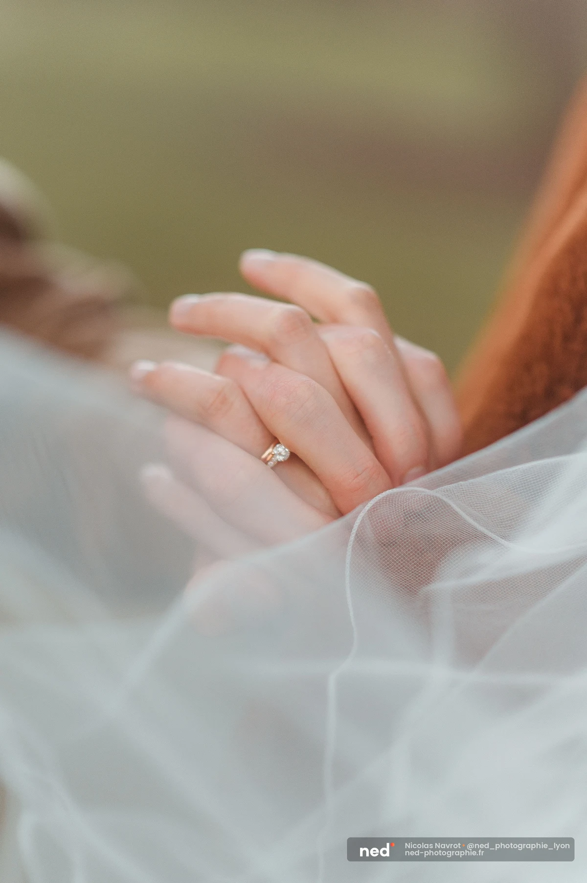 Gros plan bague de mariée solitaire dorée sur tulle robe blanche mariage, mariage au Domaine de Tourieux