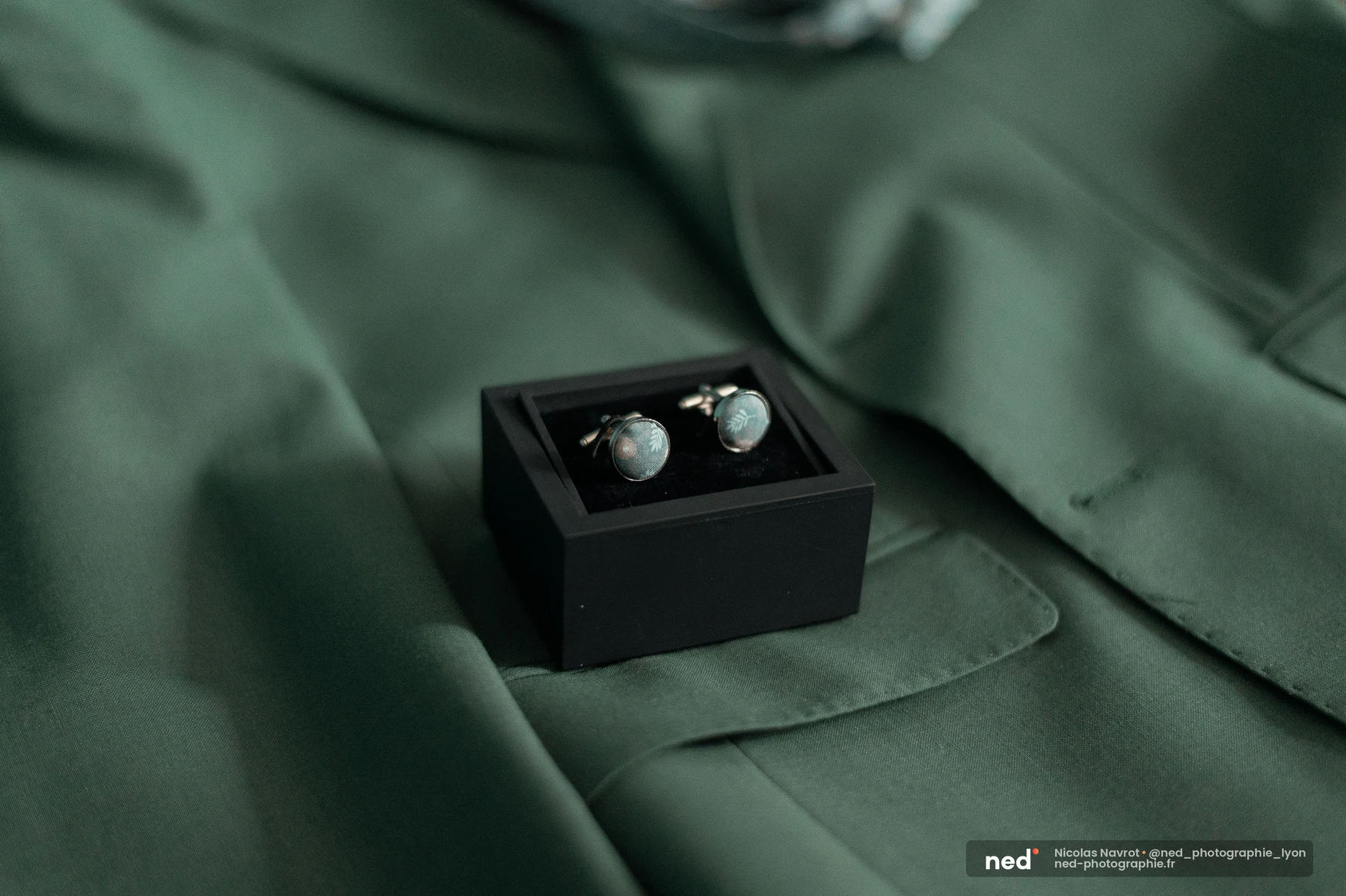 Boutons de manchette à motif feuillage sur costume vert sapin de marié, mariage au Domaine de Tourieux