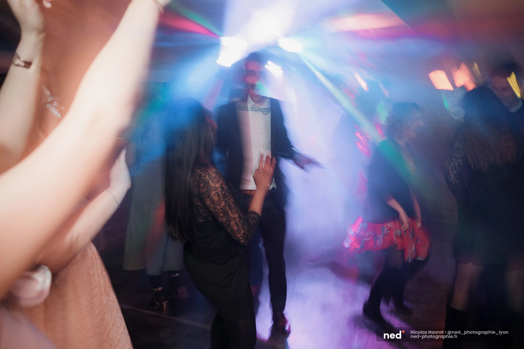 Invités dansant piste mariage lumières colorées brume soirée festive, mariage au Domaine de Tourieux
