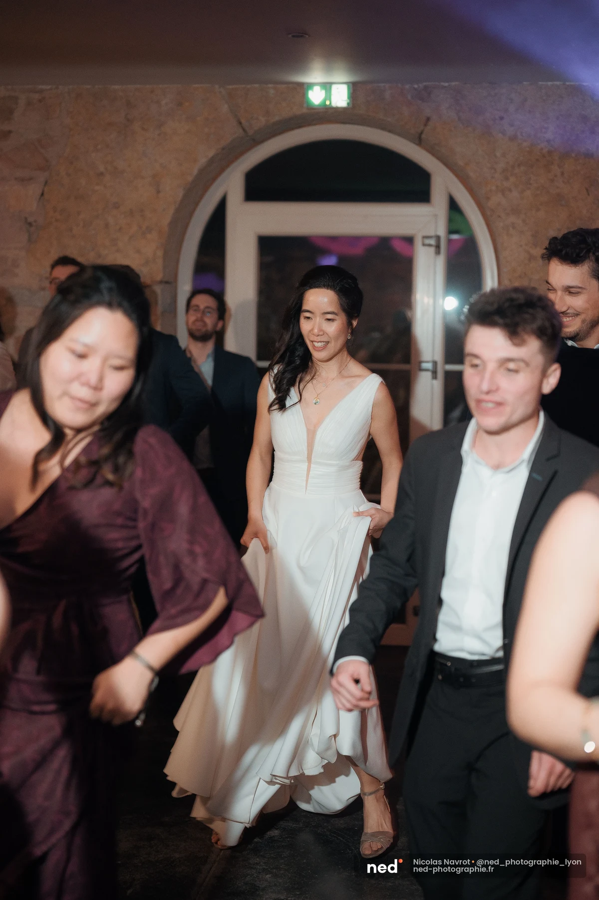 Mariée robe blanche dansant entourée d'invités piste de danse soirée, mariage au Domaine de Tourieux