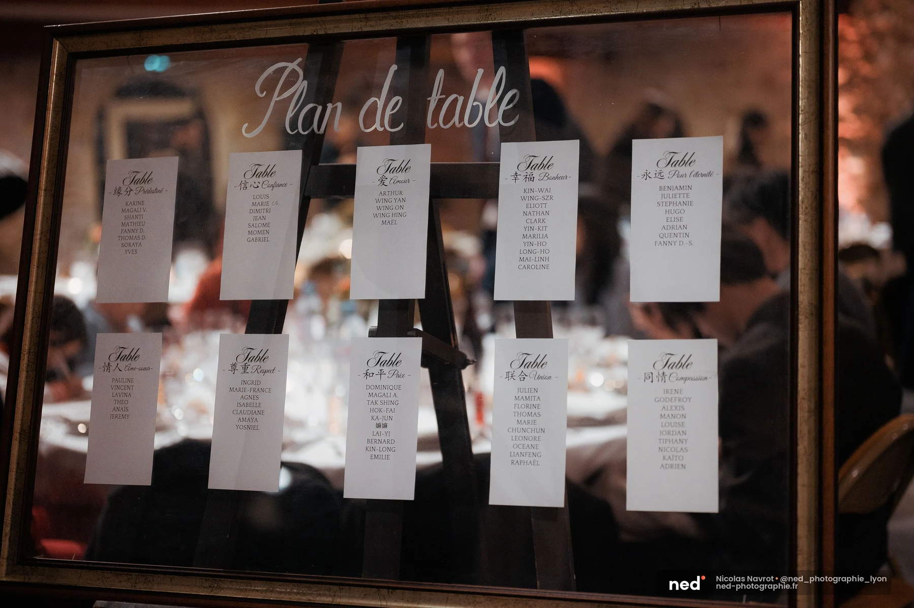 Plan de table mariage bilingue français chinois sur chevalet dans salle de réception, mariage au Domaine de Tourieux