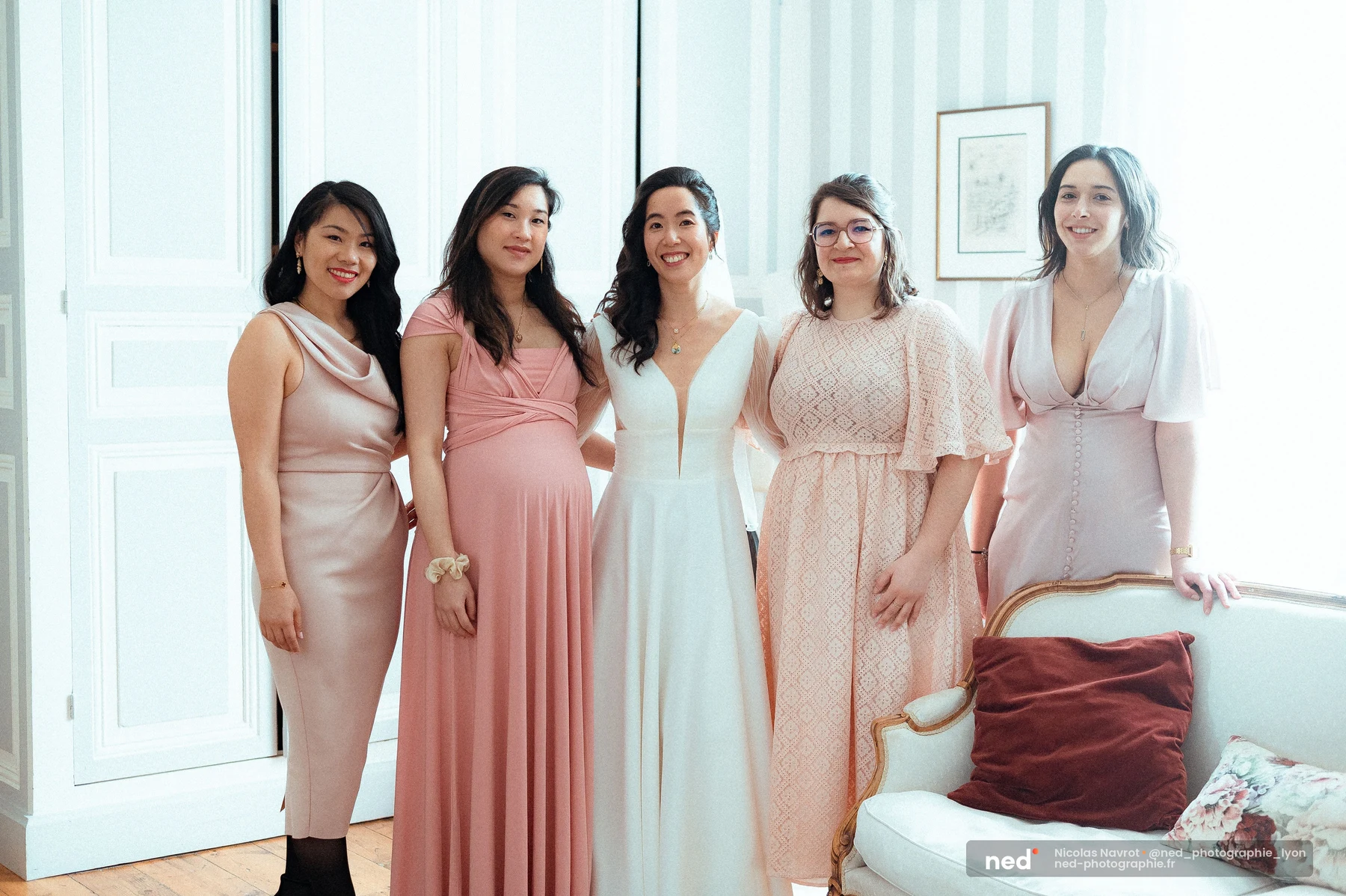 Mariée en robe blanche entourée de quatre proches en tenues roses, préparatifs mariage, mariage au Domaine de Tourieux