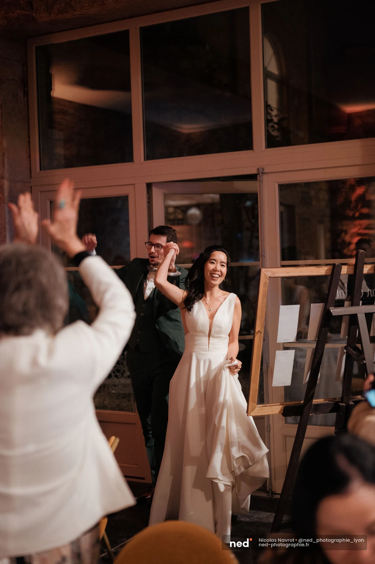 Entrée des mariés applaudis par les invités lors du repas de mariage, mariage au Domaine de Tourieux