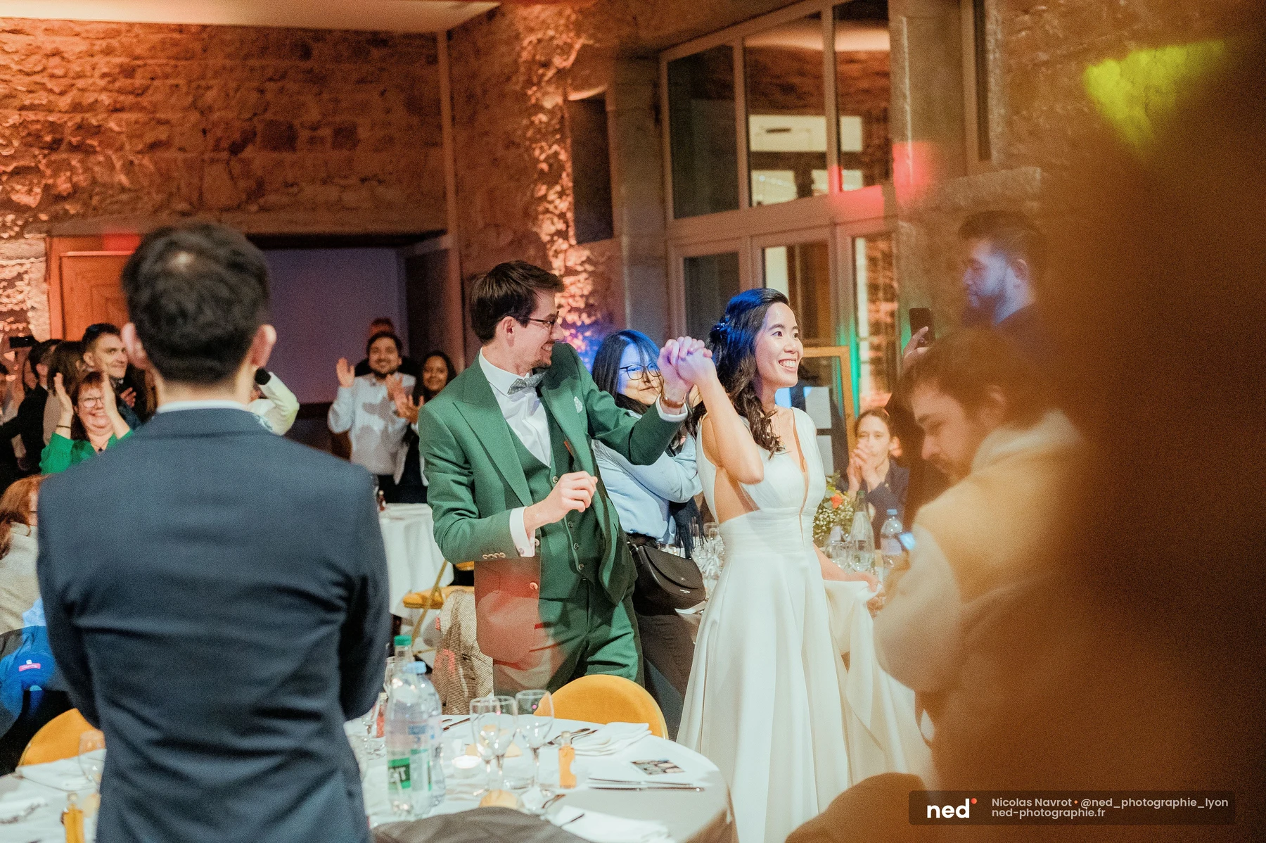 Mariés main levée salle réception mariage surprise applaudissements invités soirée, mariage au Domaine de Tourieux