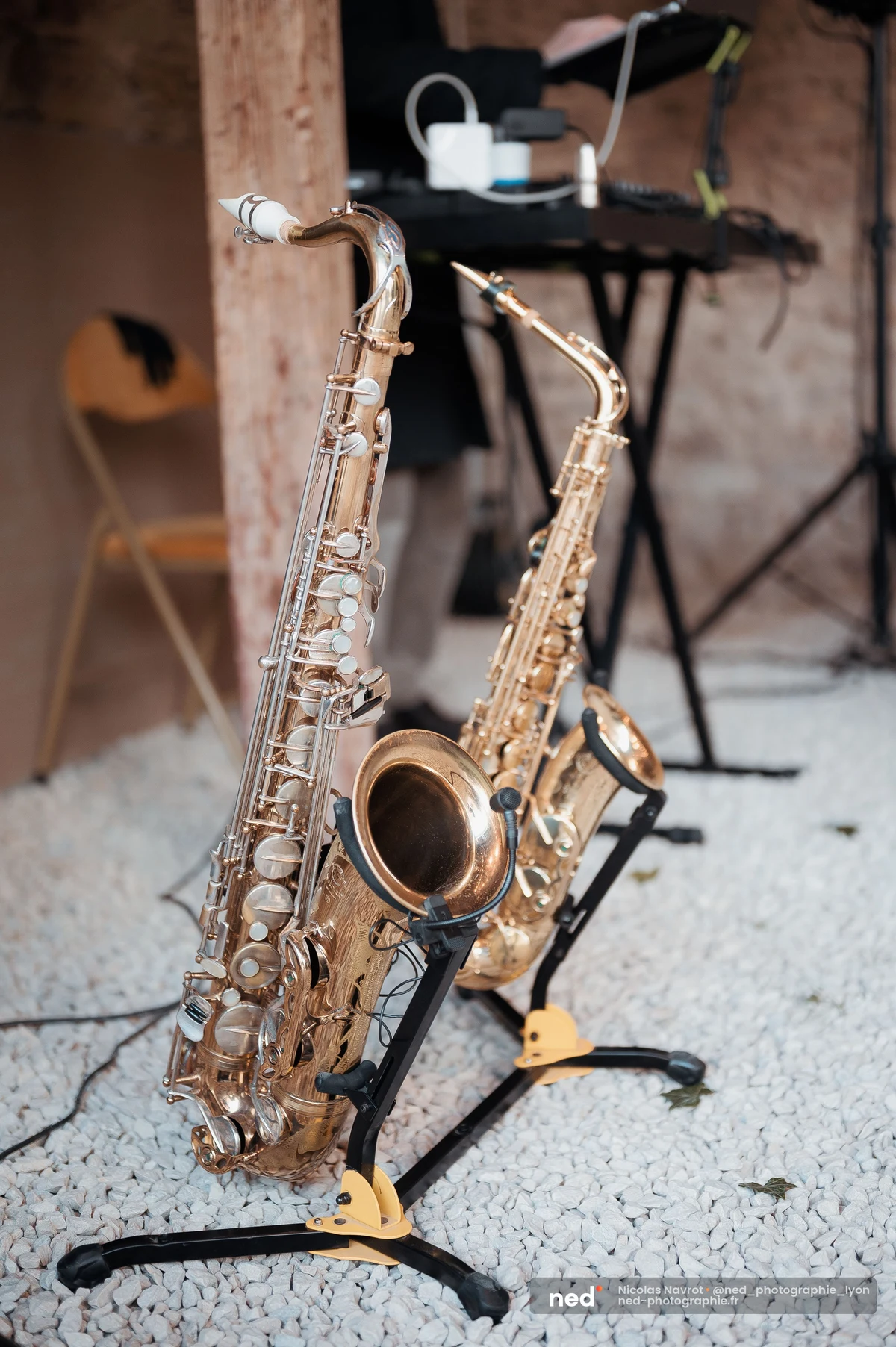 Deux saxophones sur pieds posés sur gravier blanc lors d'un vin d'honneur, mariage au Domaine de Tourieux