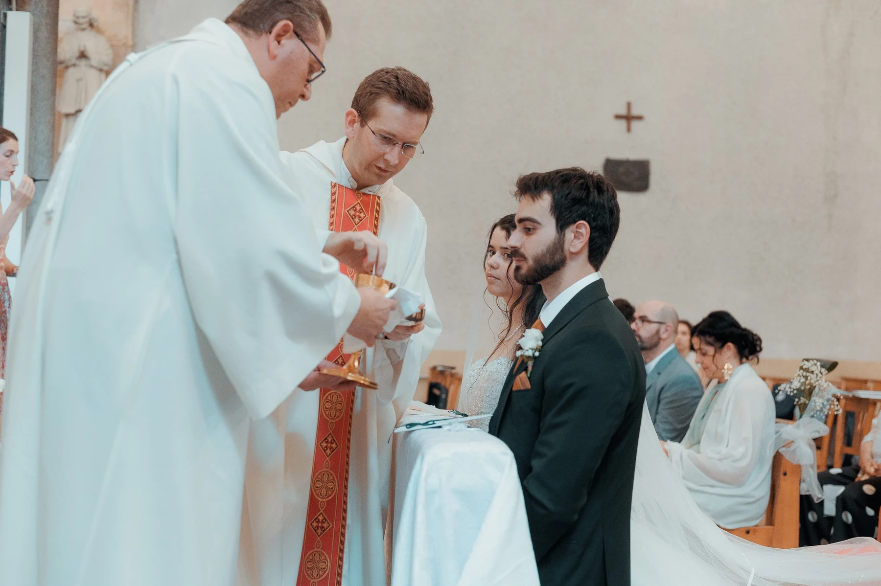 Mariés devant les prêtres lors de la cérémonie religieuse à l'église, mariage au Oullins-Pierre-Bénite