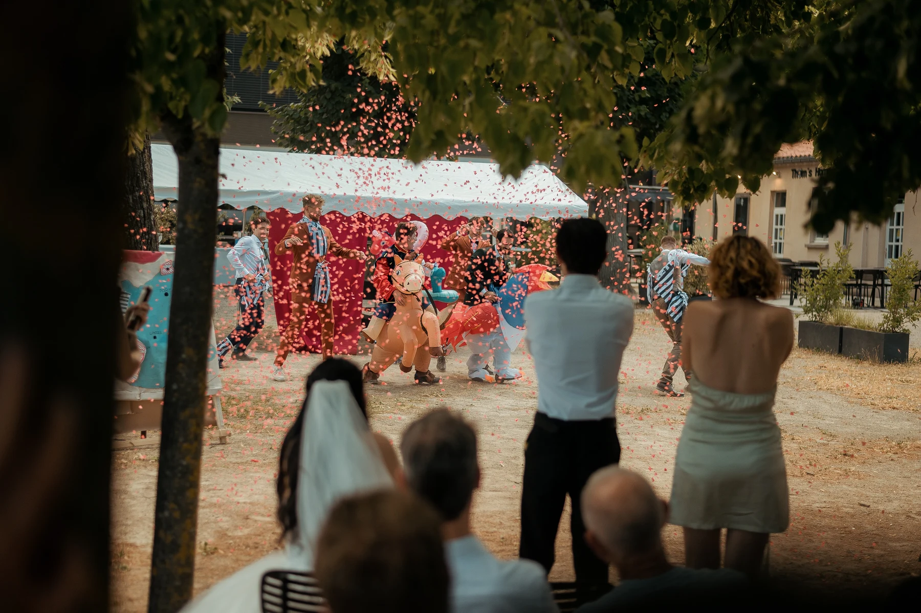 Surprise mariage confettis roses invités déguisés costume cheval gonflable cour extérieure, mariage au Oullins-Pierre-Bé