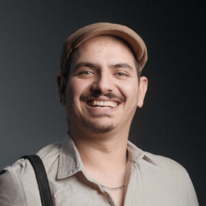 Nicolas Navrot, photographe de mariage à Lyon, souriant en casquette beige