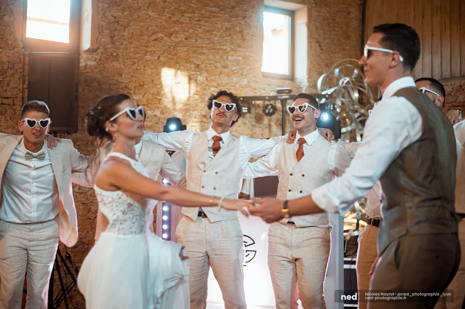 Les mariés et leurs témoins dansent avec des lunettes en forme de cœur pendant la soirée au Domaine de Bellevue
