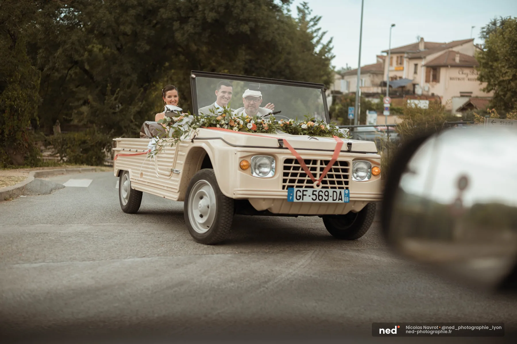 Les mariés arrivent à la mairie en Méhari vintage décorée de fleurs, mariage à Anse dans le Beaujolais