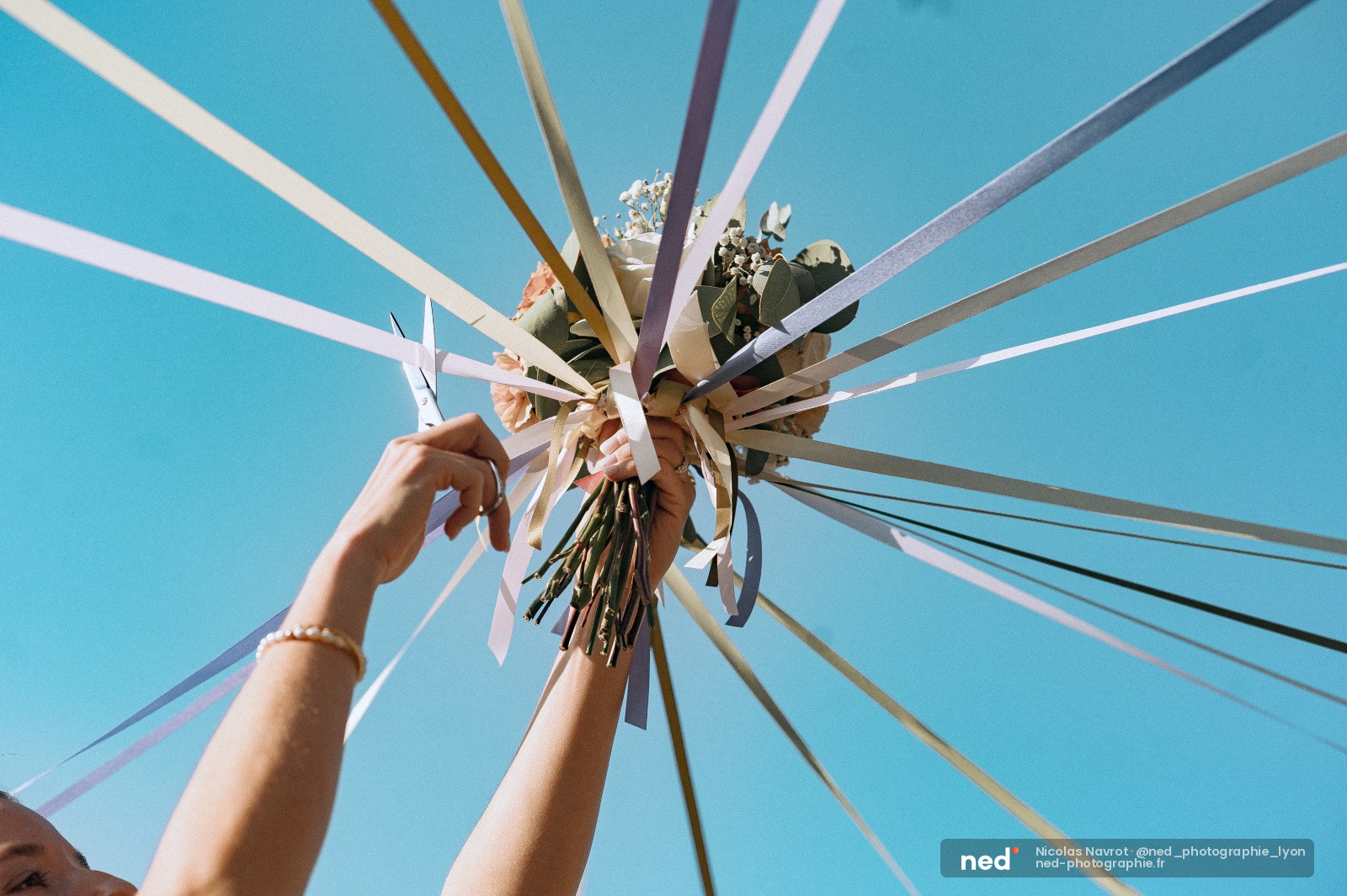 Bouquet de mariée suspendu au ciel bleu