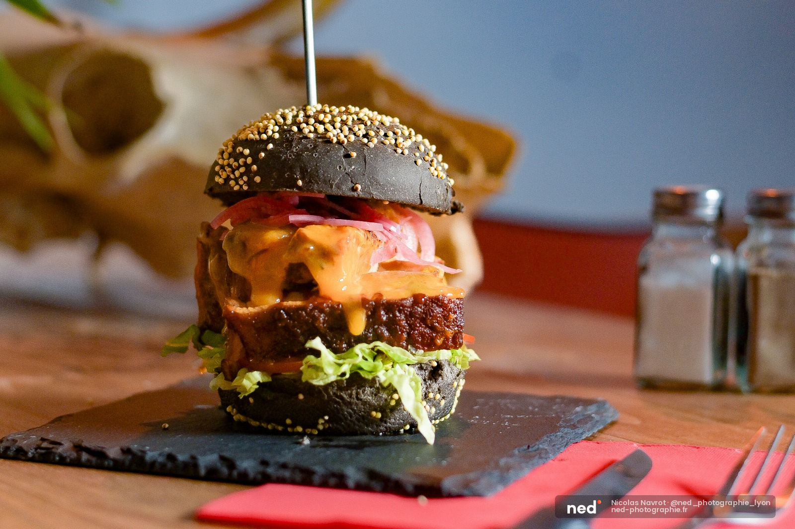 Burger gourmet au fromage et oignons rouges