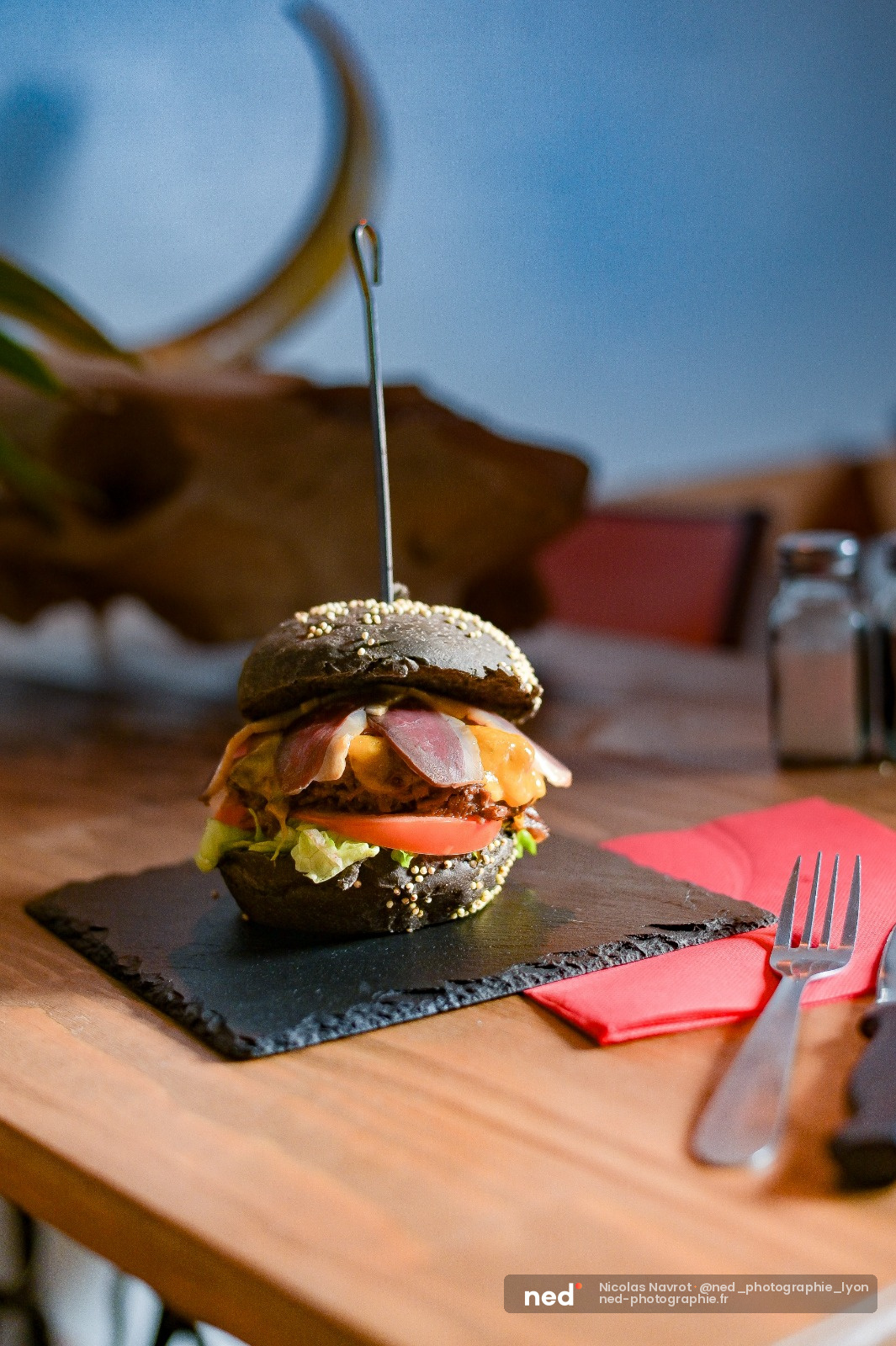 Burger gourmet en terrasse, présentation culinaire