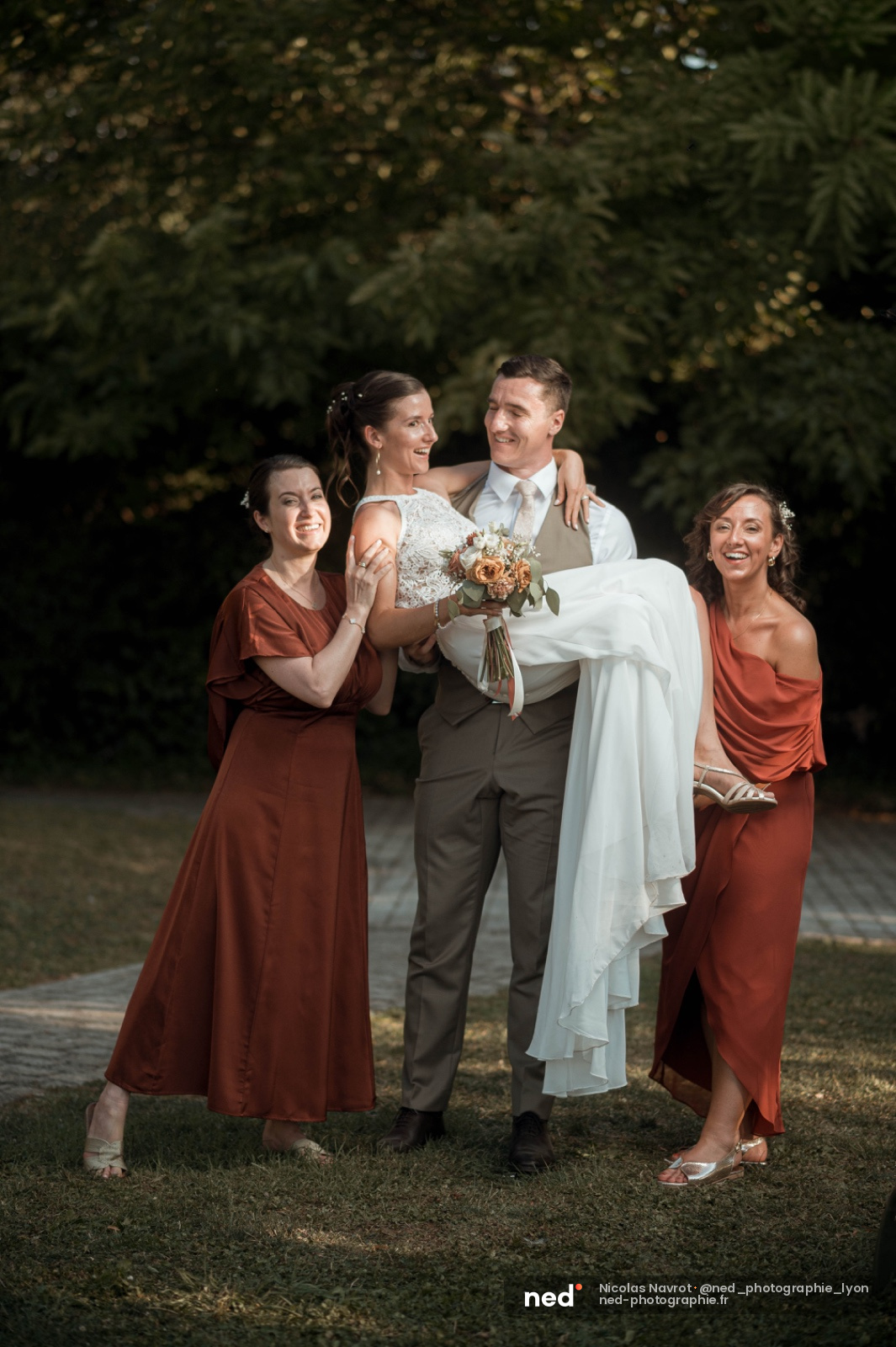 Couple et cortège de mariage en soirée