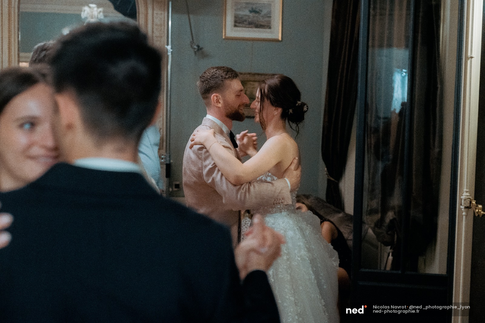 Couple danse mariage intérieur Lyon