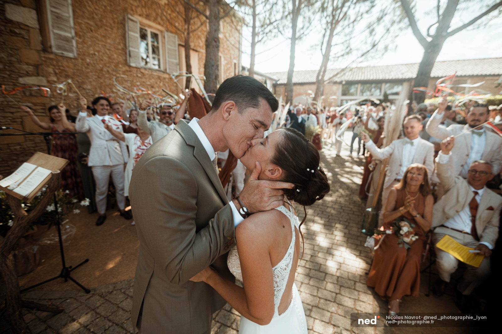 Couple échange leur baiser mariage devant invités