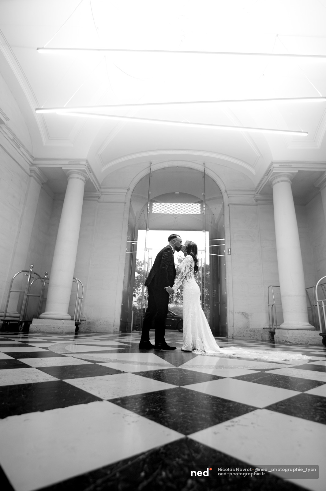 Couple mariage baiser galerie colonnes Lyon