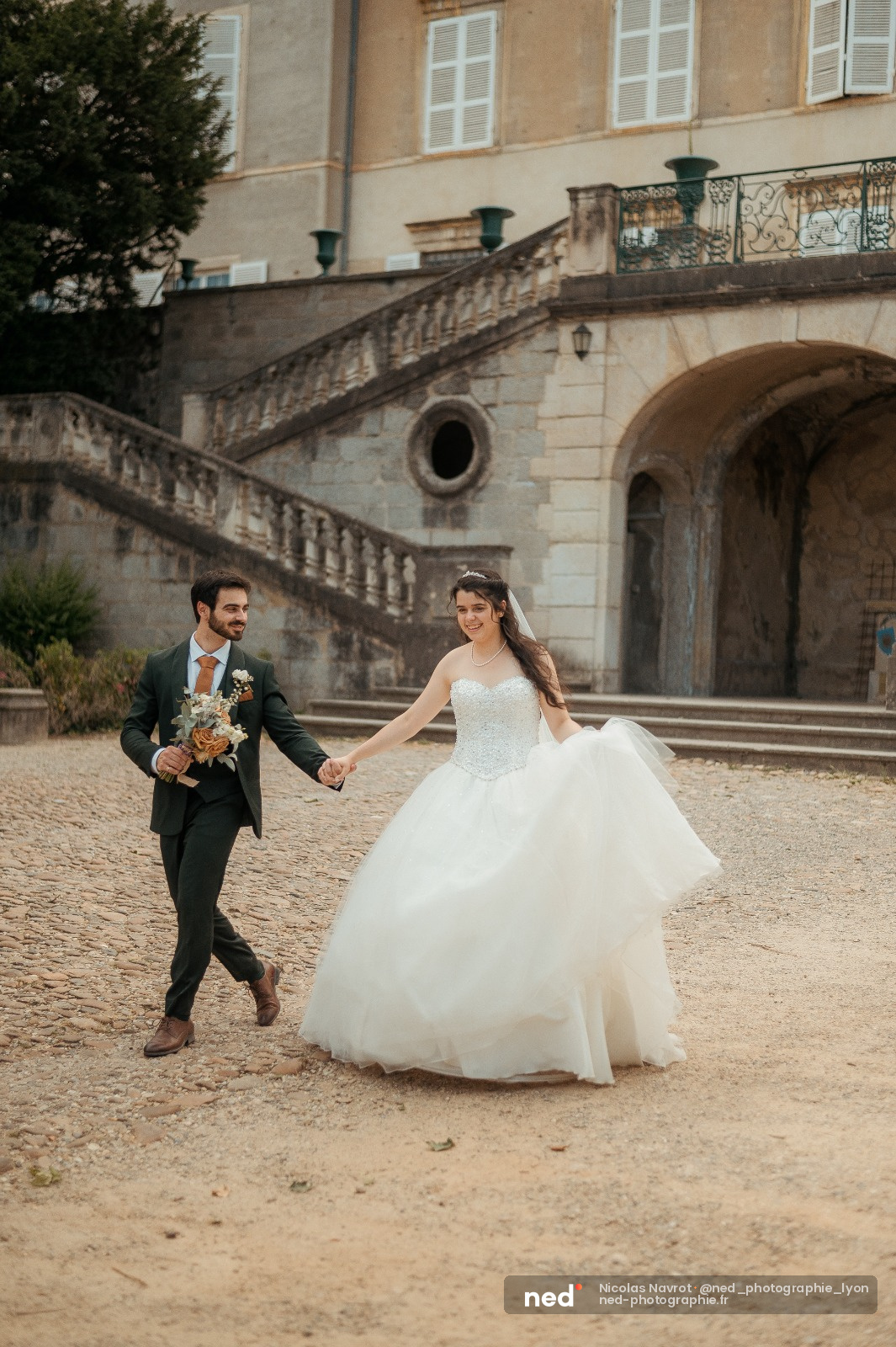 Couple mariage courant devant chateau pierre
